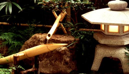 Shishi-odoshi con lampara japonesa