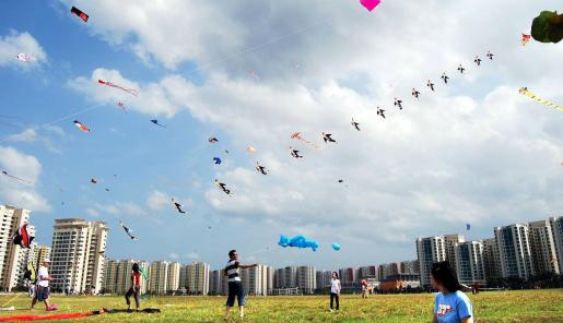Personas volando cometas en un parque